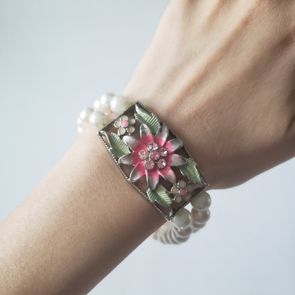 VTG Pearl Bracelet with Floral Details
